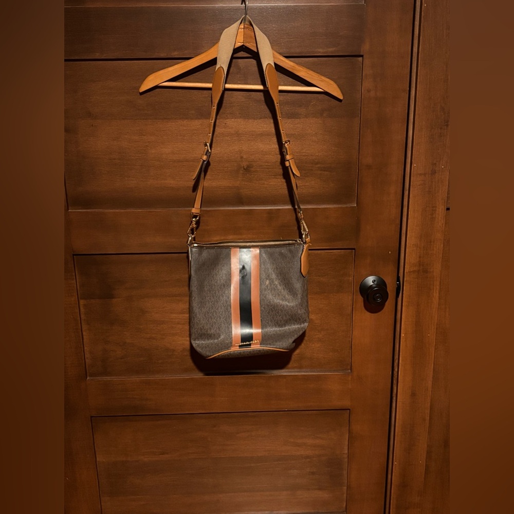 Michael Kors Brooke Medium Brown/Acorn/Gold Leather Zip Bucket Messenger